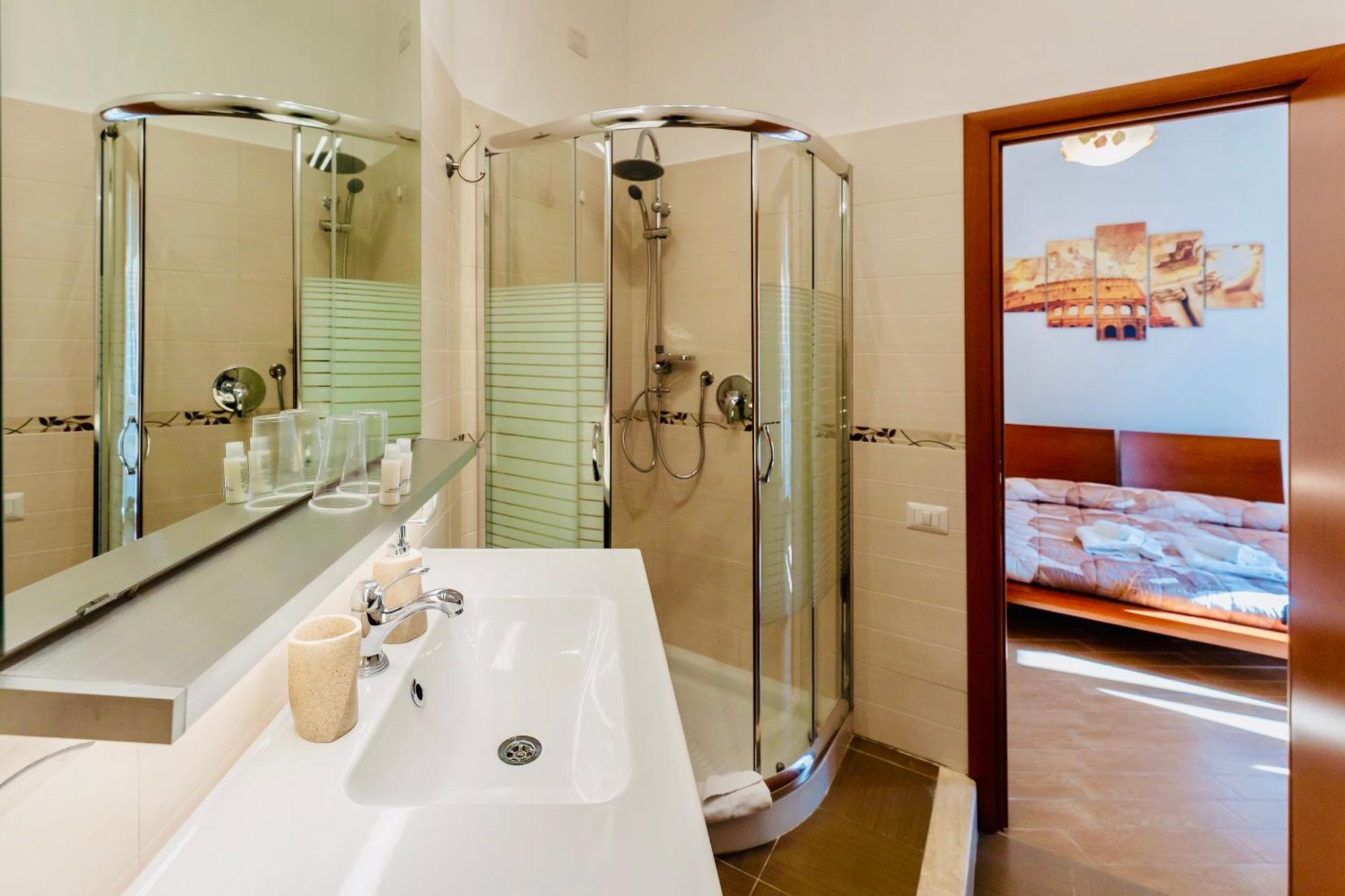 Miclad Colosseum Guest House Rome Bagian luar foto